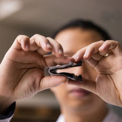 Nhà khoa học Việt chế tạo pin siêu mỏng có thể cho vào máy giặt